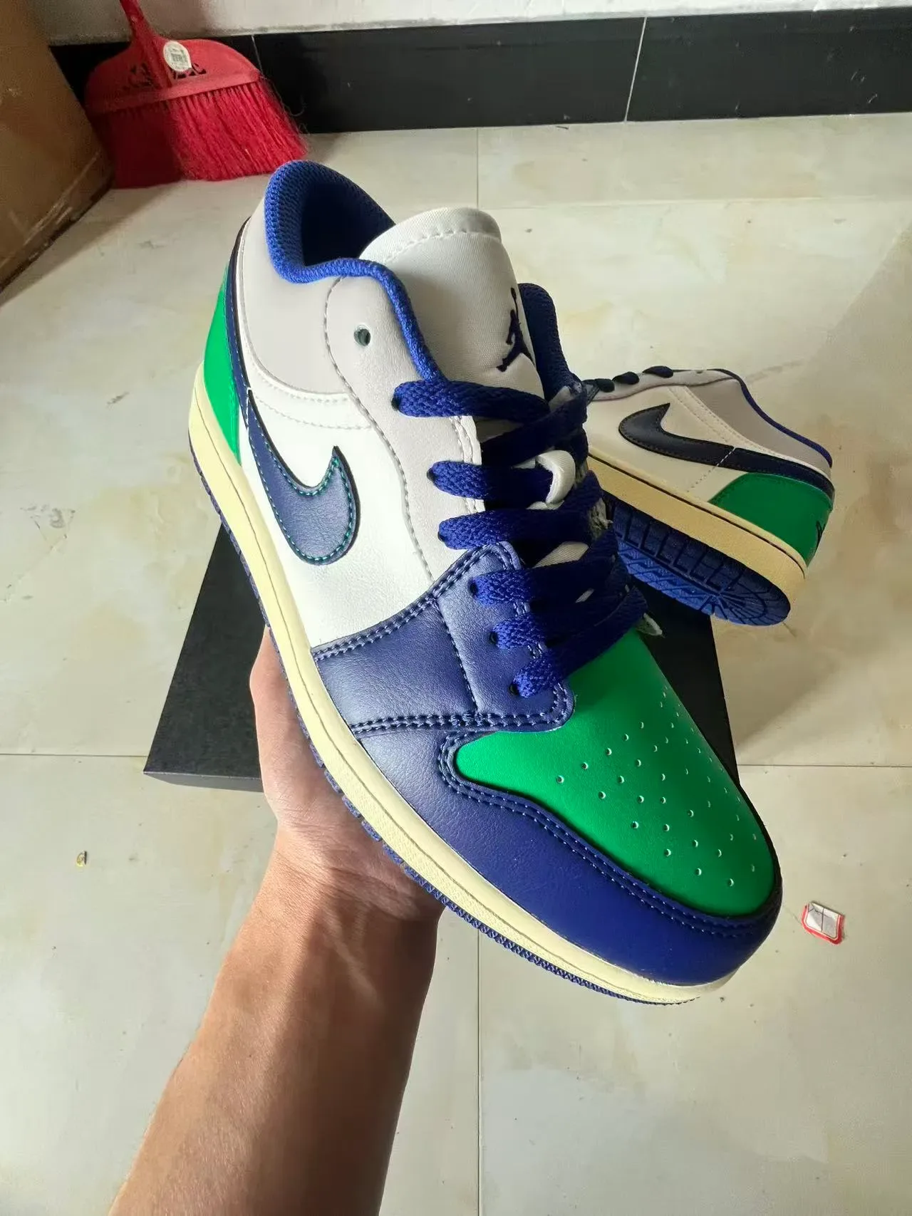Nike White Navy Low-Top Leather Upper Lifestyle Sneakers 2