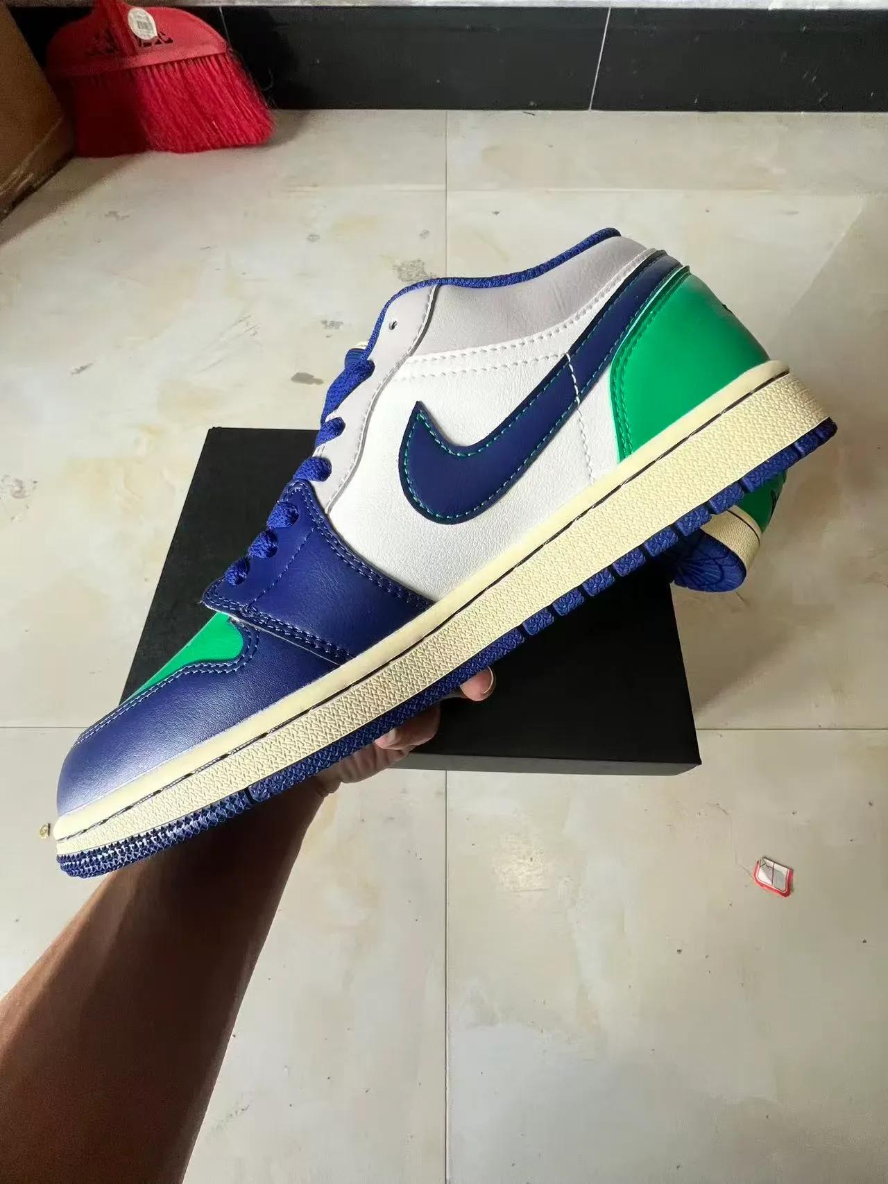 Nike White Navy Low-Top Leather Upper Lifestyle Sneakers 5