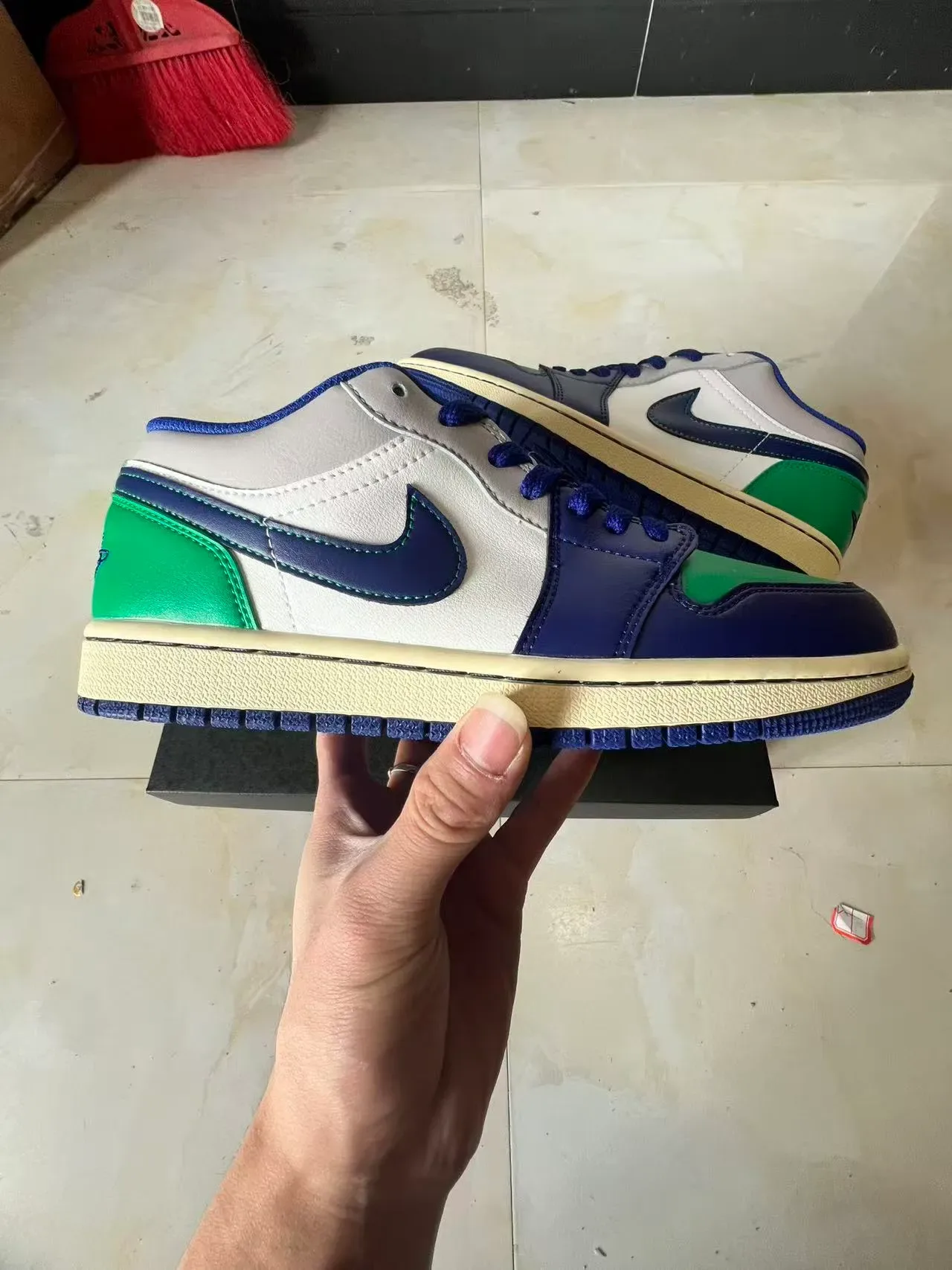 Nike White Navy Low-Top Leather Upper Lifestyle Sneakers 7