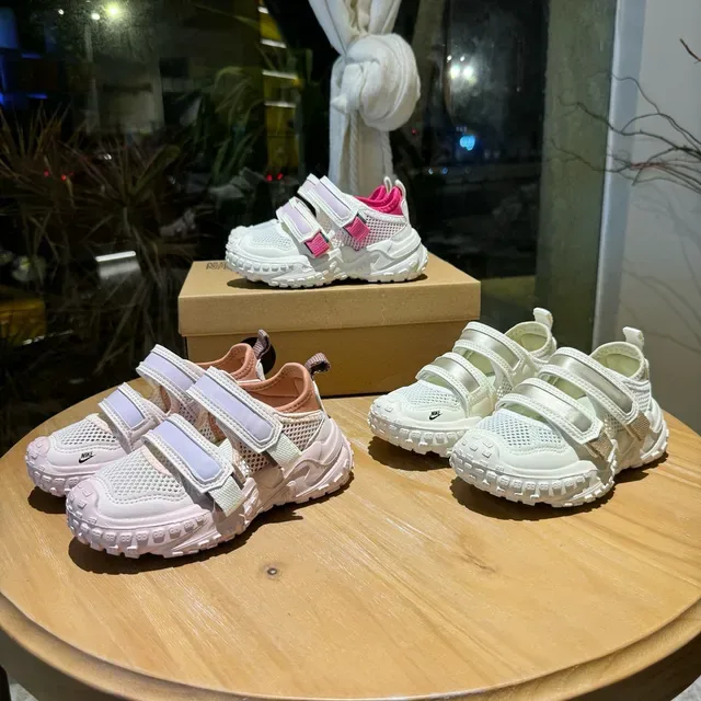 Nike sneakers brancas rosadas com sola chunky tiras velcro duplas lifestyle 3