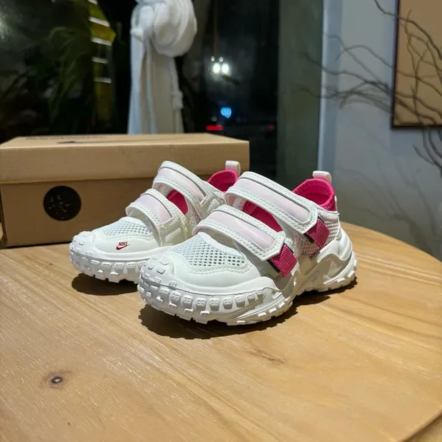Nike sneakers brancas rosadas com sola chunky tiras velcro duplas lifestyle 4