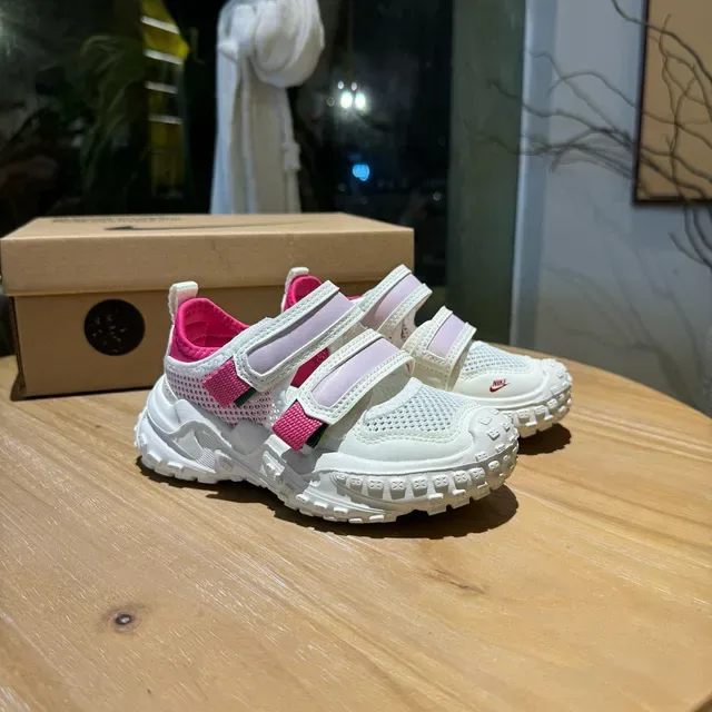 Nike sneakers brancas rosadas com sola chunky tiras velcro duplas lifestyle 5