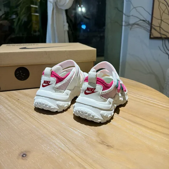 Nike sneakers brancas rosadas com sola chunky tiras velcro duplas lifestyle 7