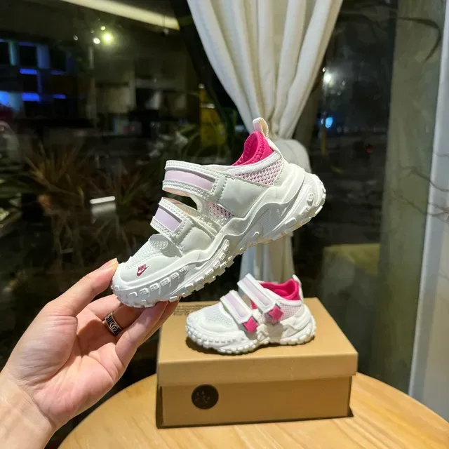 Nike sneakers brancas rosadas com sola chunky tiras velcro duplas lifestyle 8