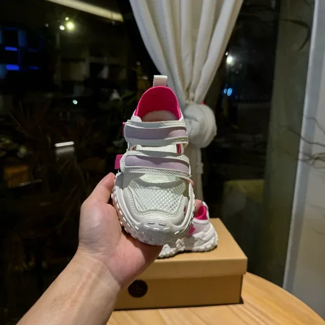 Nike sneakers brancas rosadas com sola chunky tiras velcro duplas lifestyle 9