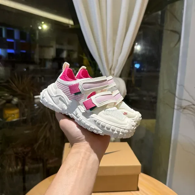 Nike sneakers brancas rosadas com sola chunky tiras velcro duplas lifestyle 11