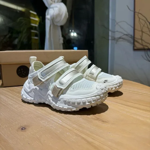 Nike sneakers brancas rosadas com sola chunky tiras velcro duplas lifestyle 12