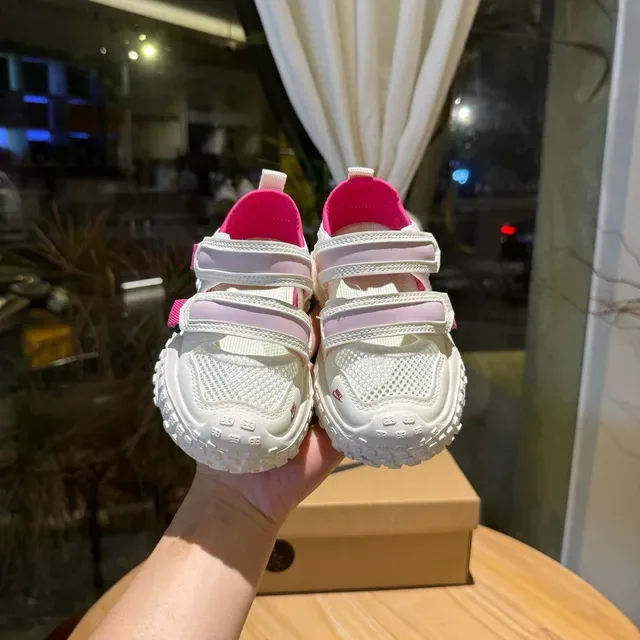 Nike sneakers brancas rosadas com sola chunky tiras velcro duplas lifestyle 13