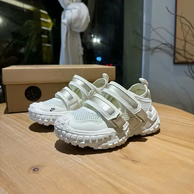 Nike sneakers brancas rosadas com sola chunky tiras velcro duplas lifestyle 14