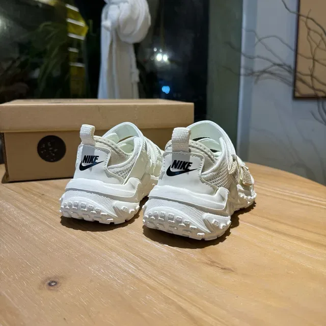 Nike sneakers brancas rosadas com sola chunky tiras velcro duplas lifestyle 17