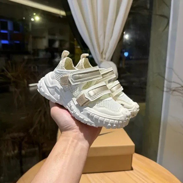 Nike sneakers brancas rosadas com sola chunky tiras velcro duplas lifestyle 18