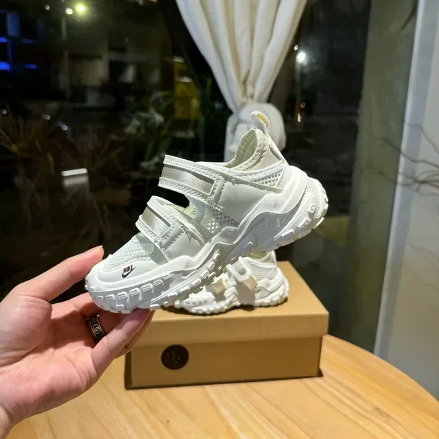 Nike sneakers brancas rosadas com sola chunky tiras velcro duplas lifestyle 19