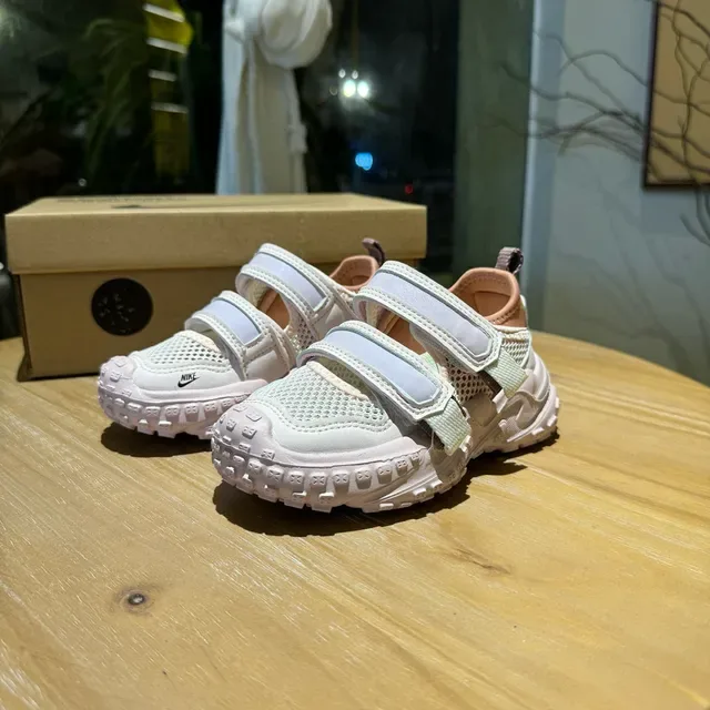 Nike sneakers brancas rosadas com sola chunky tiras velcro duplas lifestyle 22