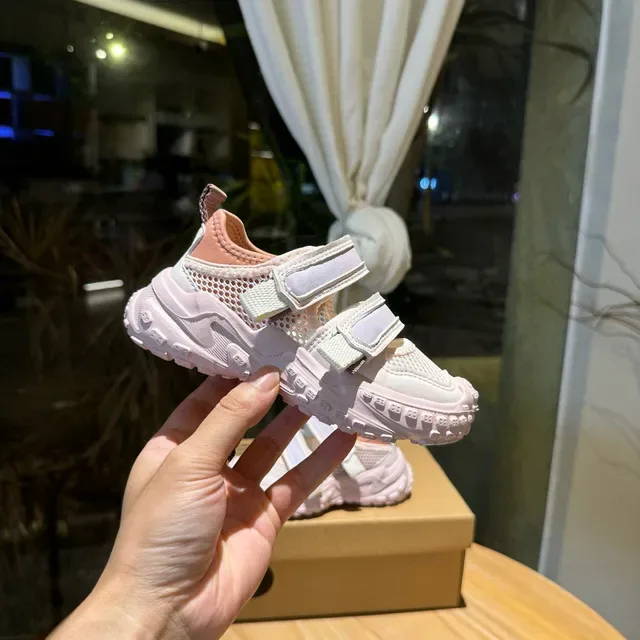 Nike sneakers brancas rosadas com sola chunky tiras velcro duplas lifestyle 23
