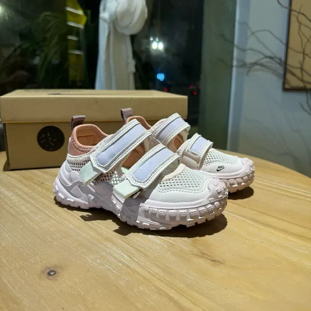 Nike sneakers brancas rosadas com sola chunky tiras velcro duplas lifestyle 24