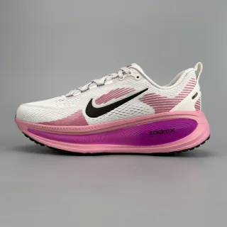 Nike Blanc et Rose Malla Engineered Supérieure Motif Ondulé Superpositions Synthétiques Chaussures de Course