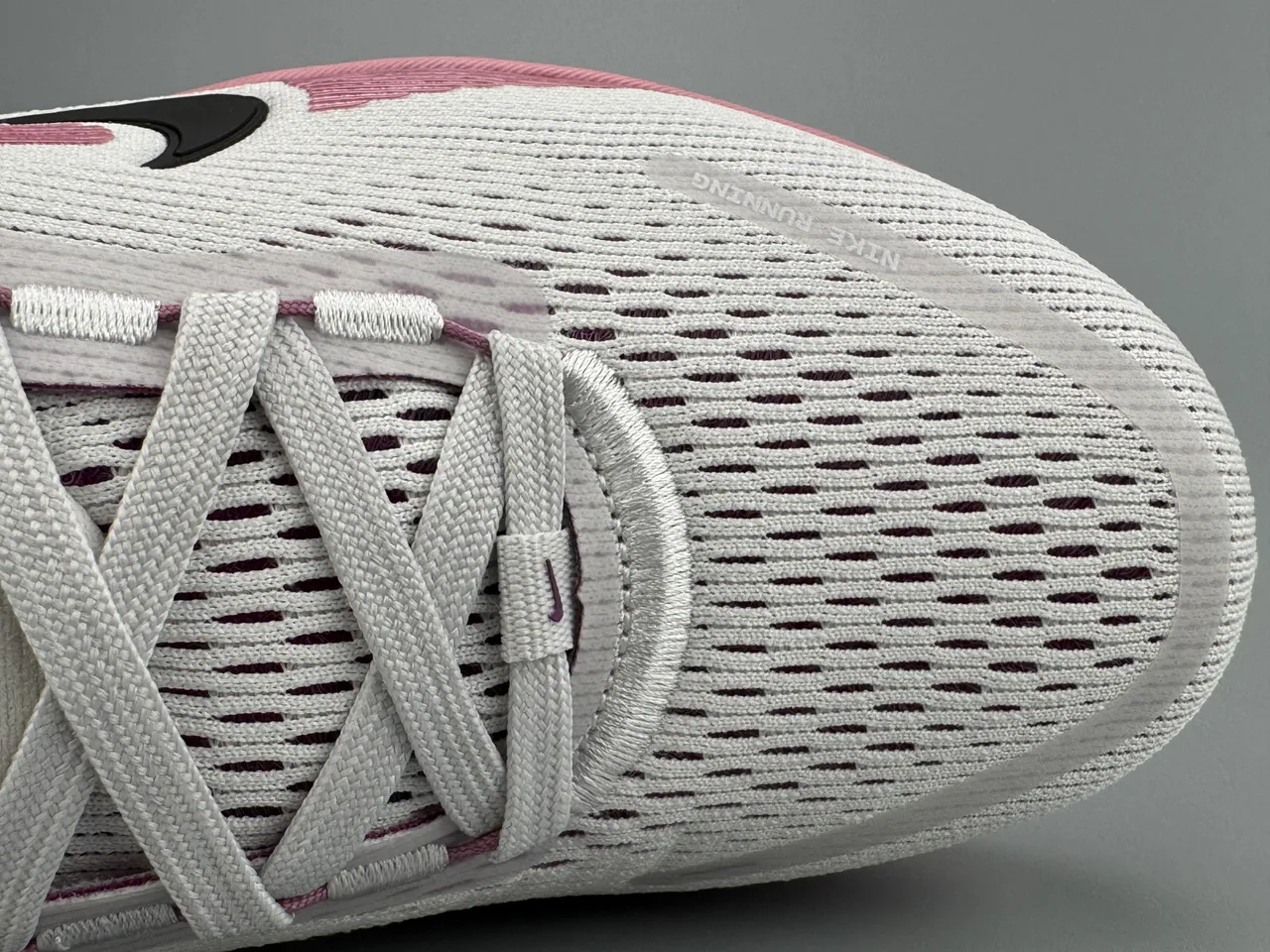 Nike White Pink Engineered Mesh Upper Wave-Pattern Synthetic Overlays Running Shoes 2