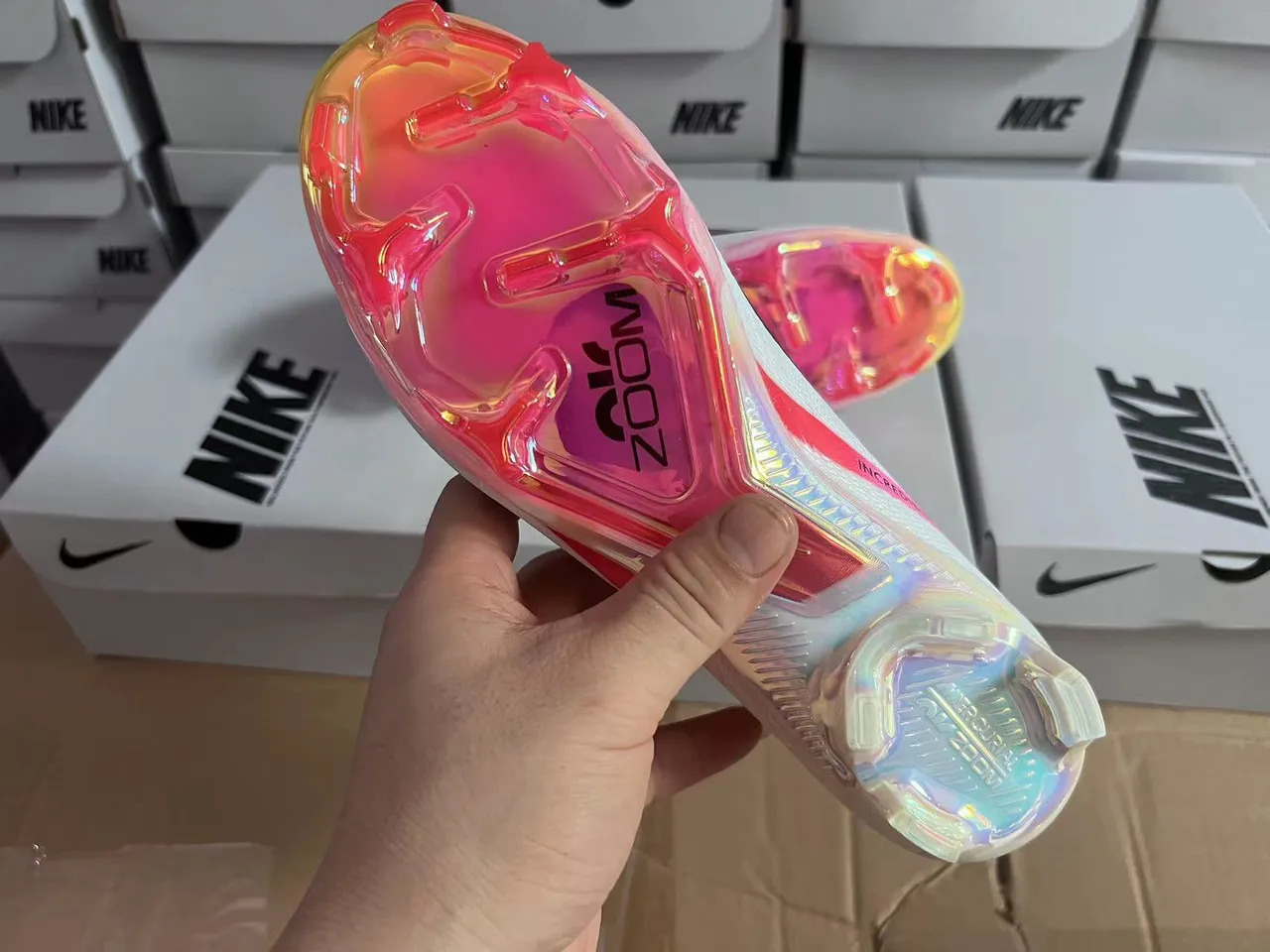 Nike حذاء كرة القدم أبيض وردي مع upper من الخيوط على شكل جورب، Swoosh هولوغرافي، أرضية صلبة 2