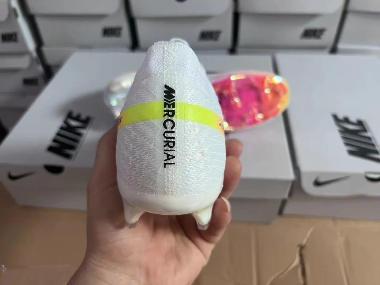 Nike حذاء كرة القدم أبيض وردي مع upper من الخيوط على شكل جورب، Swoosh هولوغرافي، أرضية صلبة 3