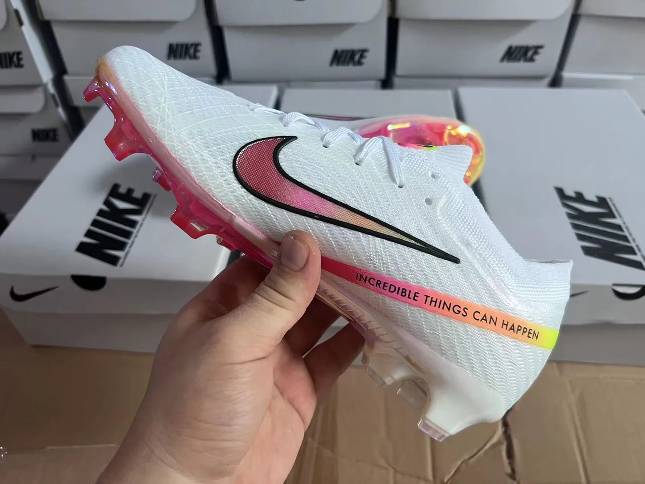 Nike حذاء كرة القدم أبيض وردي مع upper من الخيوط على شكل جورب، Swoosh هولوغرافي، أرضية صلبة 4