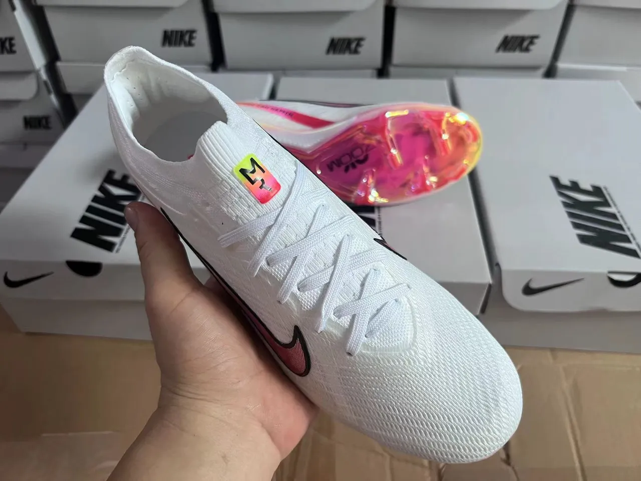 Nike حذاء كرة القدم أبيض وردي مع upper من الخيوط على شكل جورب، Swoosh هولوغرافي، أرضية صلبة 5