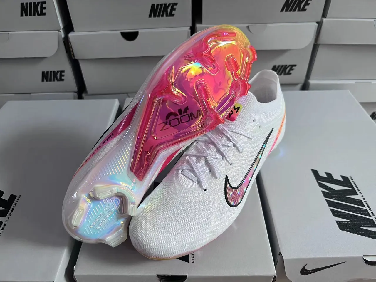 Nike حذاء كرة القدم أبيض وردي مع upper من الخيوط على شكل جورب، Swoosh هولوغرافي، أرضية صلبة 6