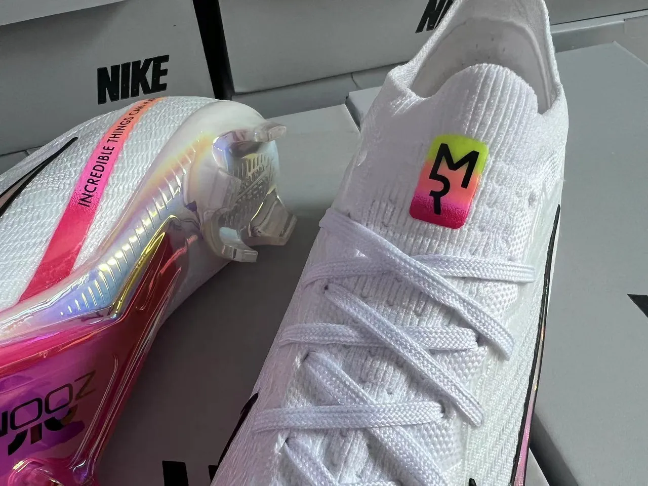 Nike حذاء كرة القدم أبيض وردي مع upper من الخيوط على شكل جورب، Swoosh هولوغرافي، أرضية صلبة 7