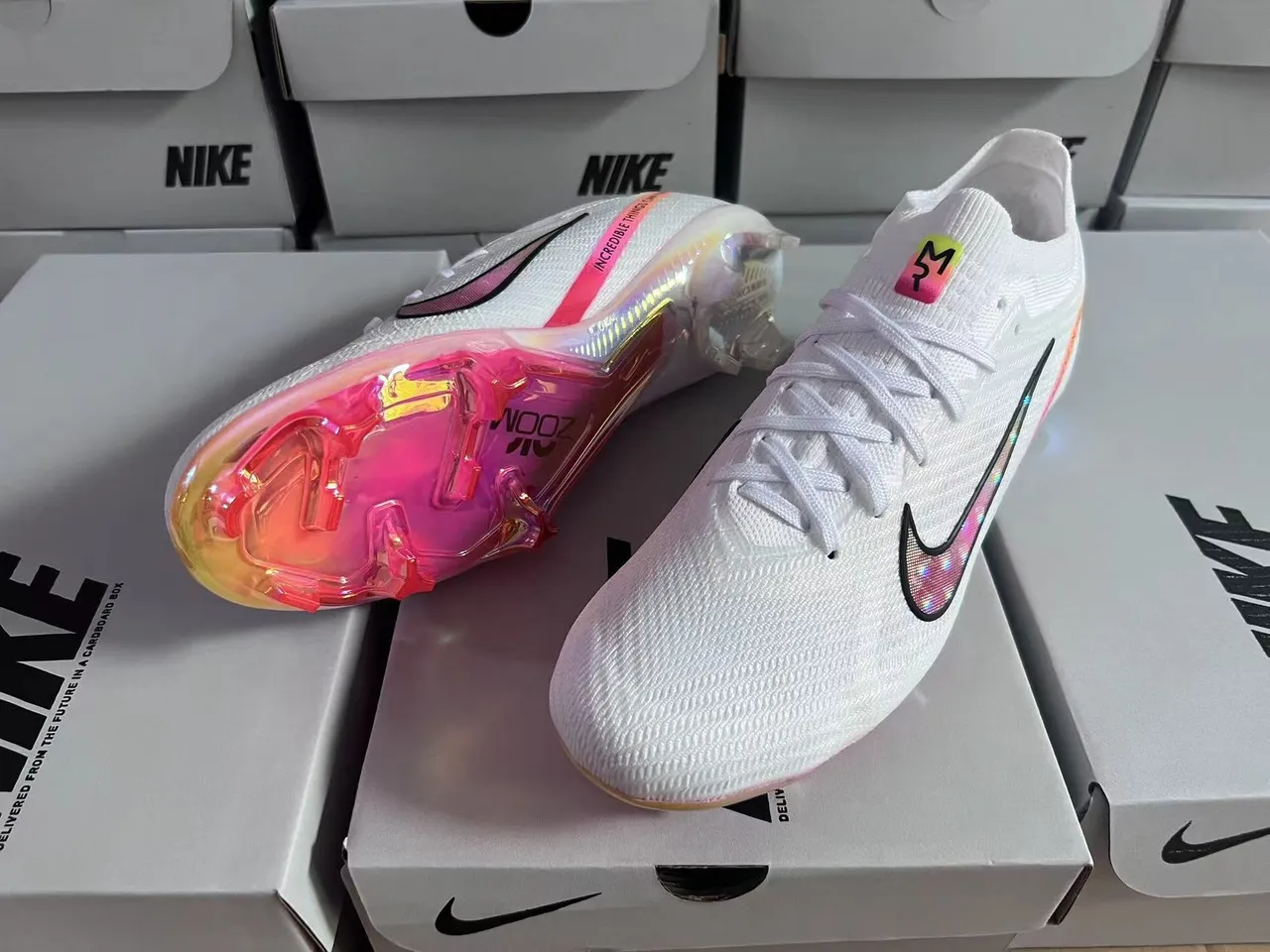 Nike حذاء كرة القدم أبيض وردي مع upper من الخيوط على شكل جورب، Swoosh هولوغرافي، أرضية صلبة 8