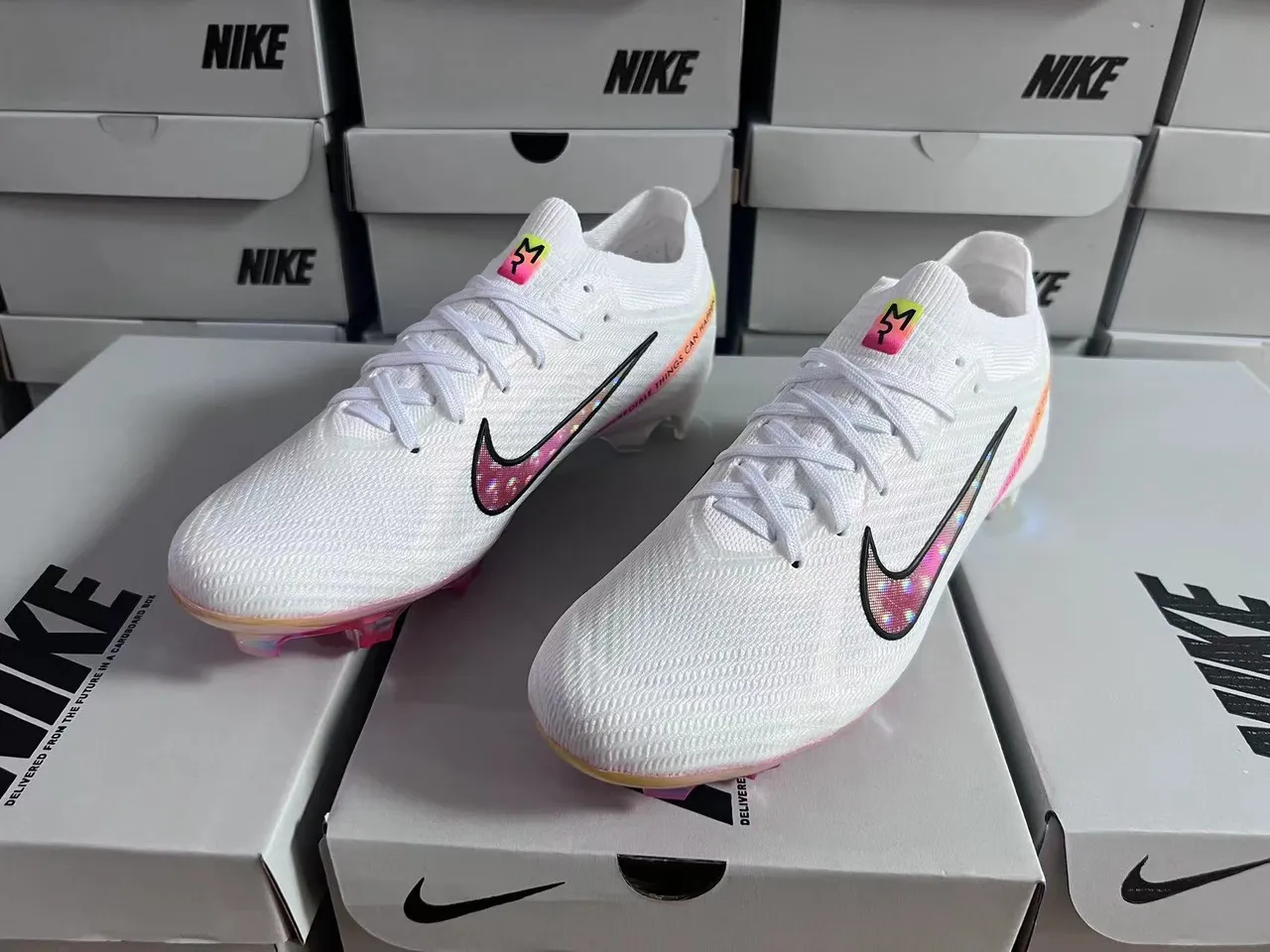Nike حذاء كرة القدم أبيض وردي مع upper من الخيوط على شكل جورب، Swoosh هولوغرافي، أرضية صلبة 9
