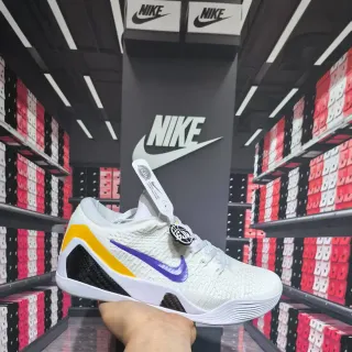 Nike Tênis de Basquete Brancos e Roxos com Parte Superior de Tricô e Contraforte de Fibra de Carbono