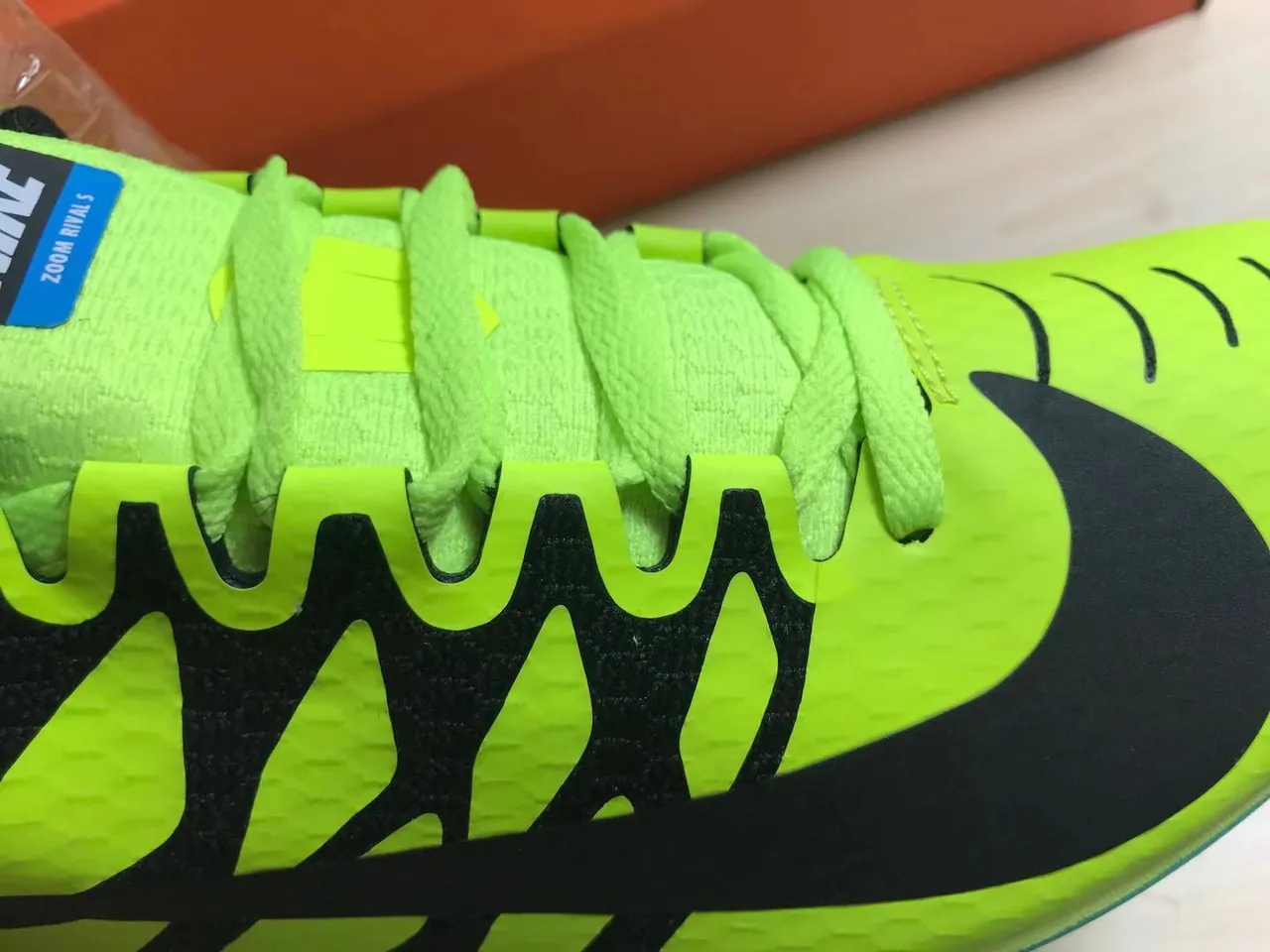 Nike Tênis de Corrida Amarelo Verde Baixo Corte Spike de Corrida Sola de Células de Mel 2