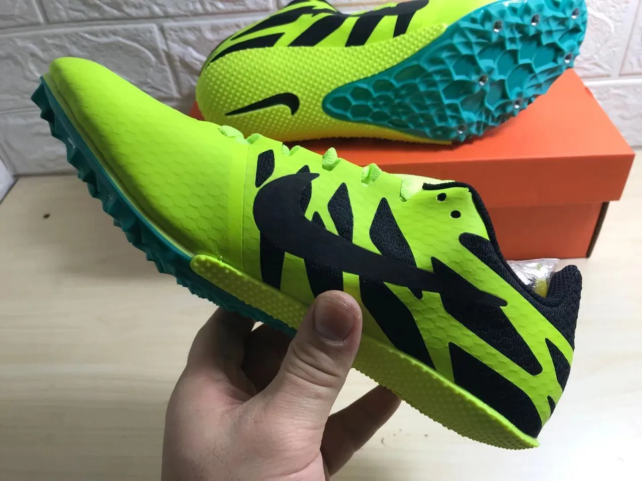 Nike Tênis de Corrida Amarelo Verde Baixo Corte Spike de Corrida Sola de Células de Mel 5