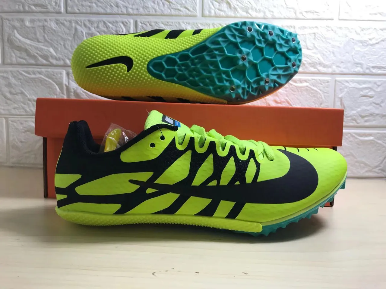 Nike Tênis de Corrida Amarelo Verde Baixo Corte Spike de Corrida Sola de Células de Mel 8