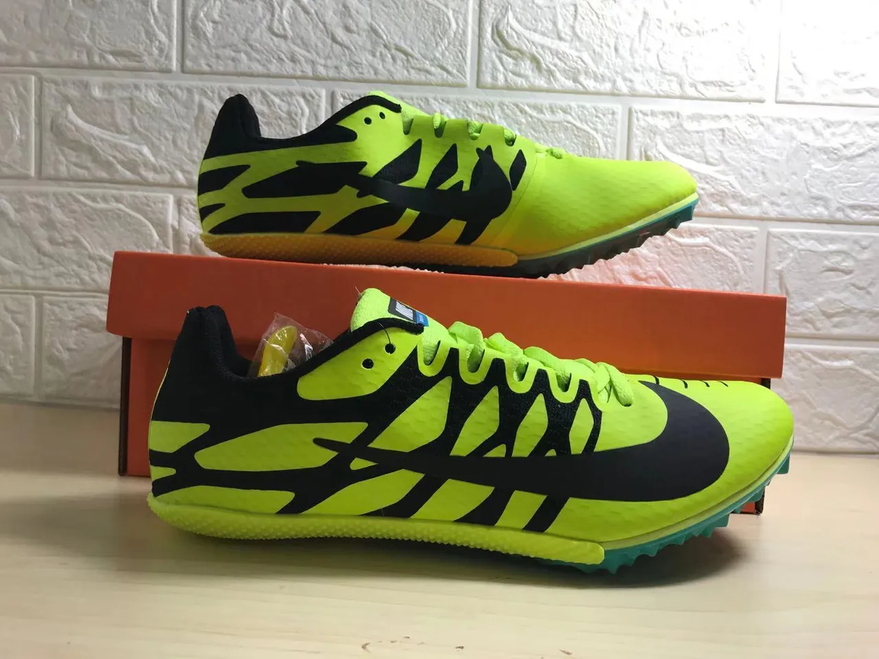 Nike Tênis de Corrida Amarelo Verde Baixo Corte Spike de Corrida Sola de Células de Mel 9