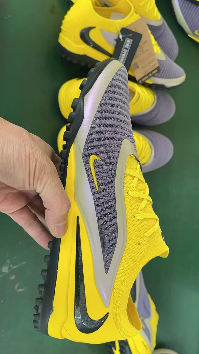 Nike tênis de futebol turf com upper de knit amarelo e roxo, solapa sintética com forma de onda 2