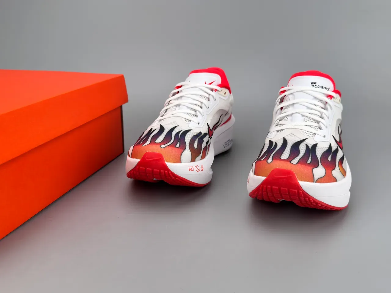 Nike Zoom Fly Chaussures de running blanches rouges avec impression de flamme, upper en maille, midsole complète ZoomX 3