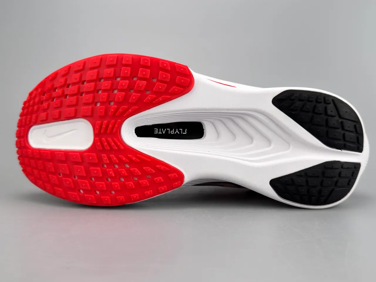 Nike Zoom Fly Chaussures de running blanches rouges avec impression de flamme, upper en maille, midsole complète ZoomX 4