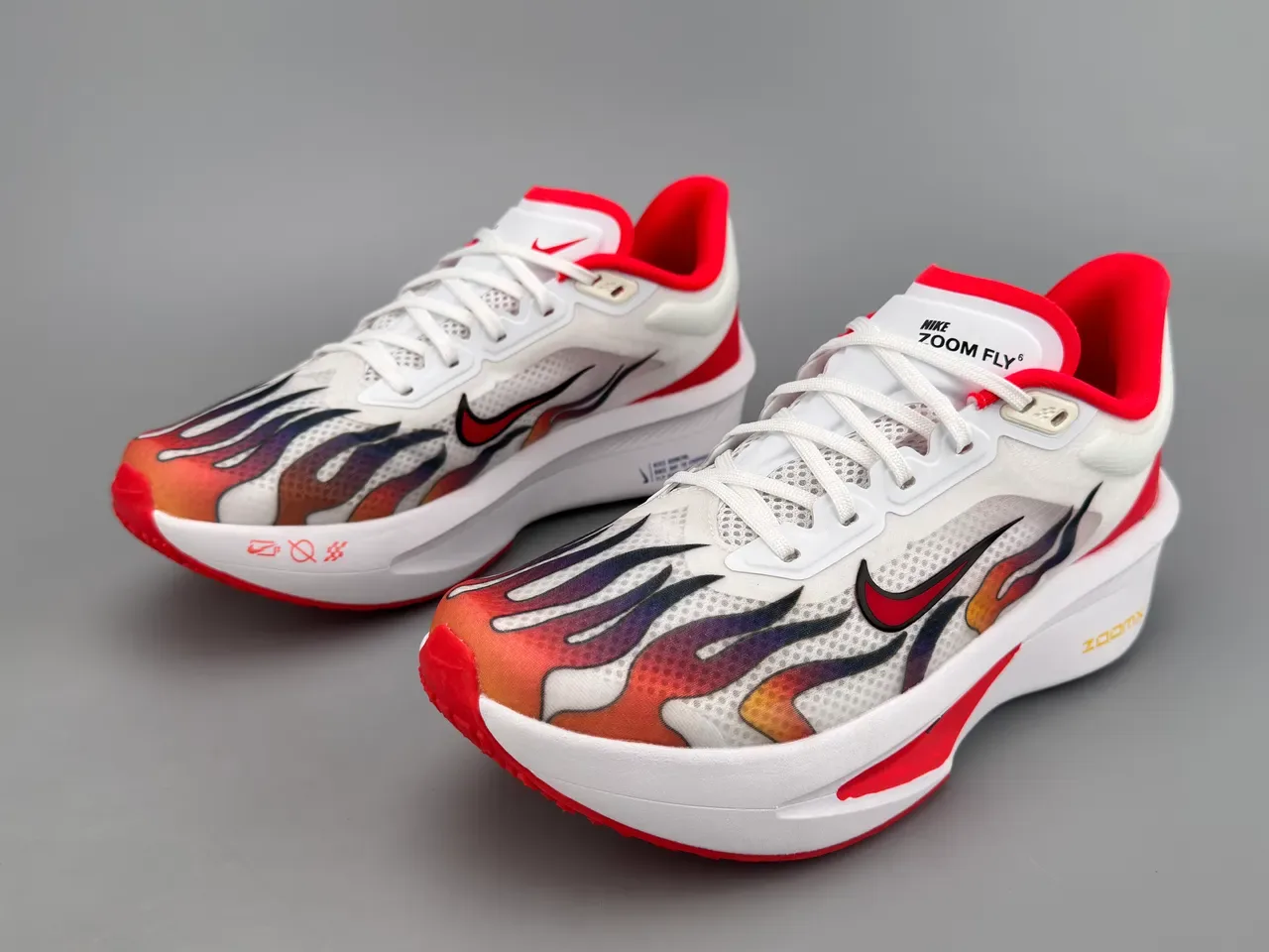 Nike Zoom Fly Chaussures de running blanches rouges avec impression de flamme, upper en maille, midsole complète ZoomX 5
