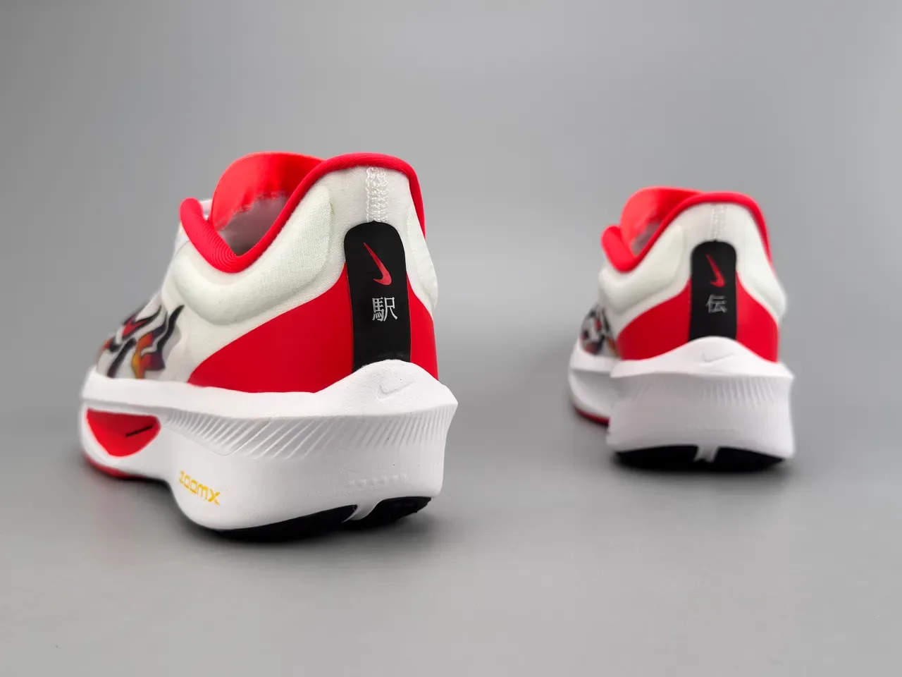 Nike Zoom Fly Chaussures de running blanches rouges avec impression de flamme, upper en maille, midsole complète ZoomX 6