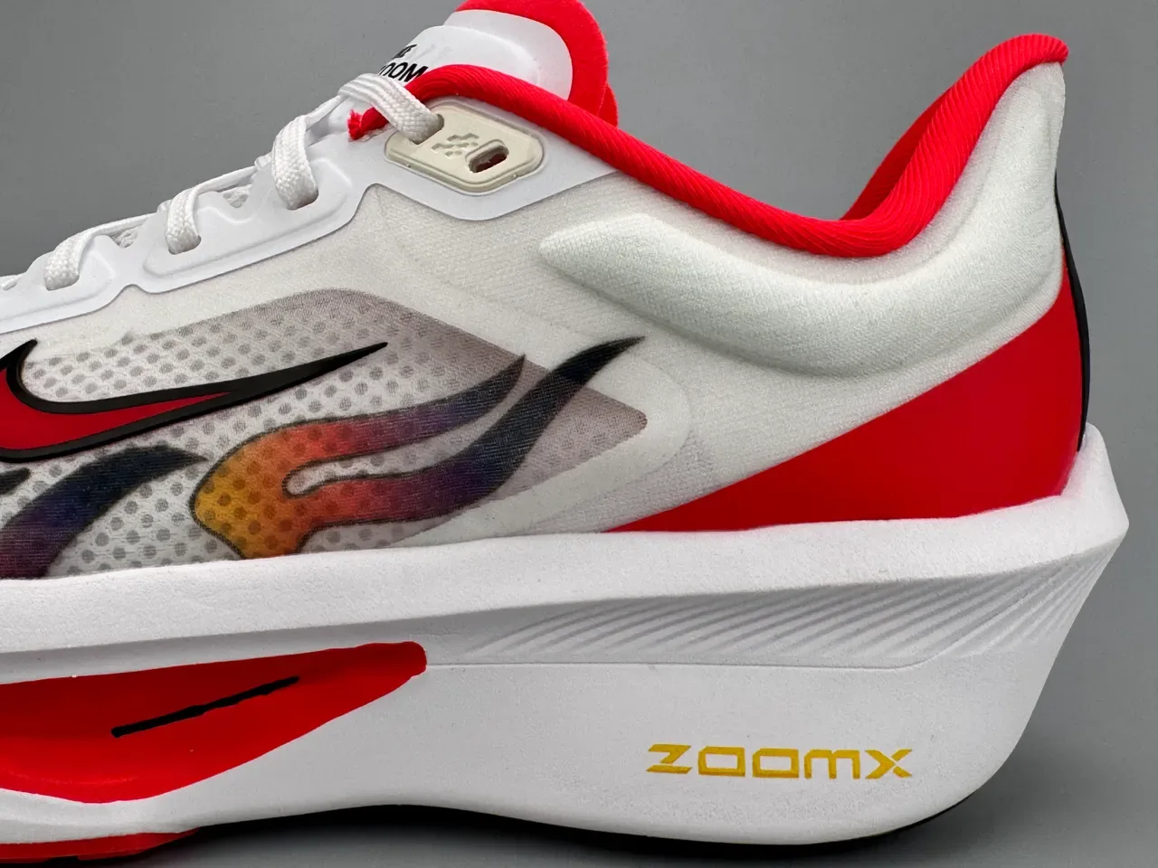 Nike Zoom Fly Chaussures de running blanches rouges avec impression de flamme, upper en maille, midsole complète ZoomX 7