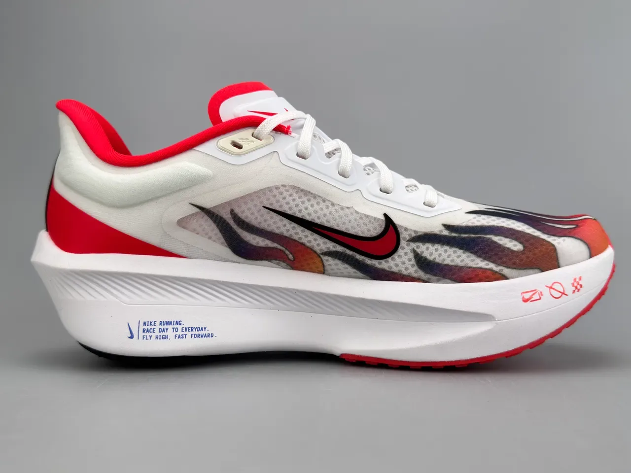 Nike Zoom Fly Chaussures de running blanches rouges avec impression de flamme, upper en maille, midsole complète ZoomX 10