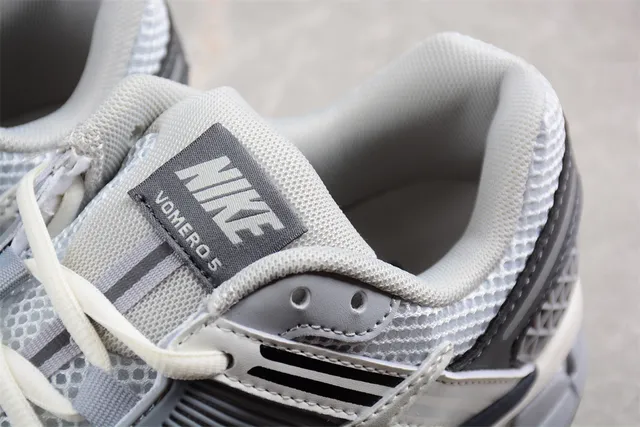 Nike Zoom Vomero 5 Gris clair Gris foncé chaussures de course 6
