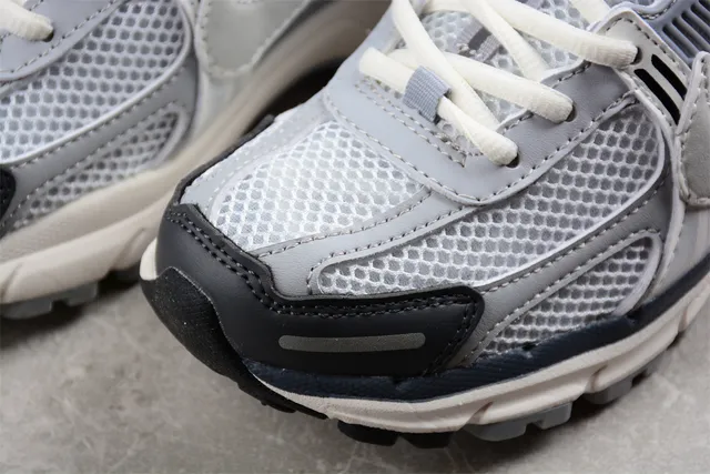 Nike Zoom Vomero 5 Gris clair Gris foncé chaussures de course 8