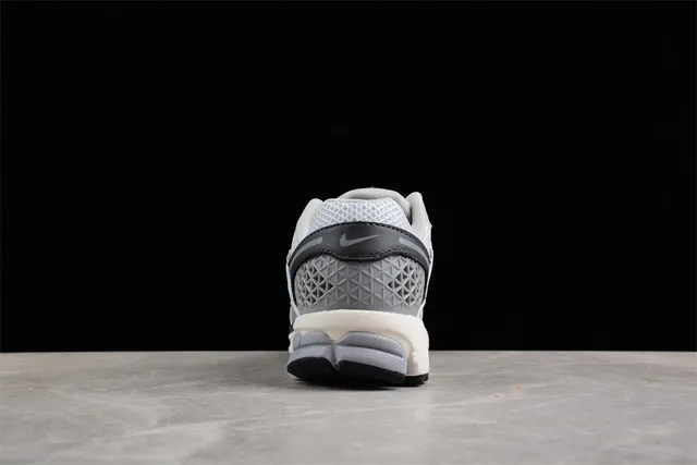 Nike Zoom Vomero 5 Gris clair Gris foncé chaussures de course 10