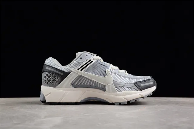 Nike Zoom Vomero 5 Gris clair Gris foncé chaussures de course 11