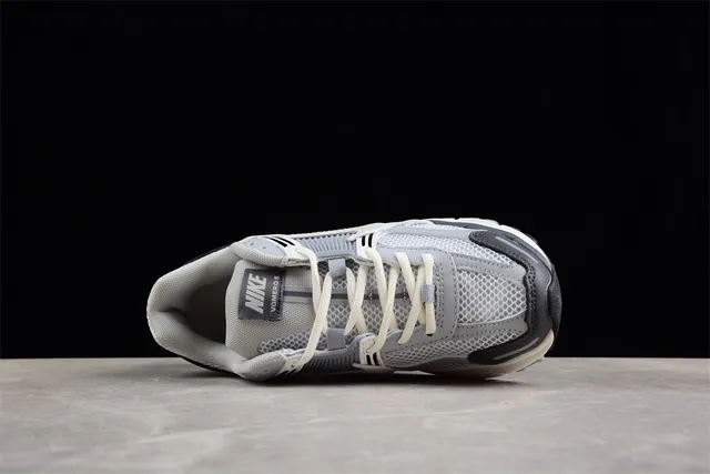 Nike Zoom Vomero 5 Gris clair Gris foncé chaussures de course 12