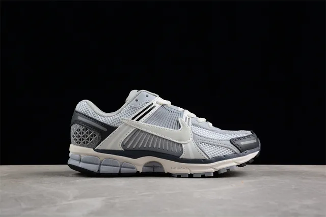 Nike Zoom Vomero 5 Gris clair Gris foncé chaussures de course 14