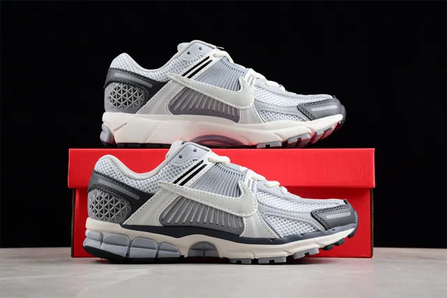 Nike Zoom Vomero 5 Gris clair Gris foncé chaussures de course 15