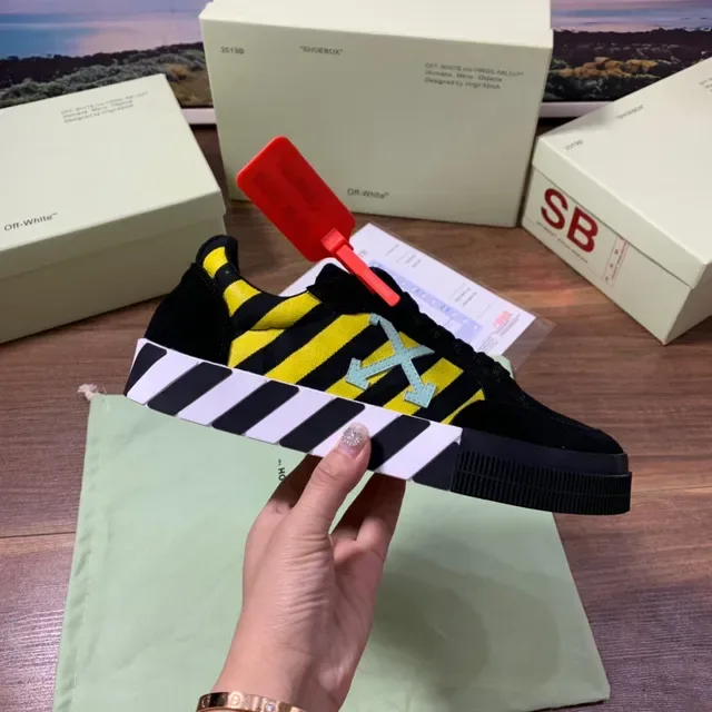 Off-White Sneakers Lifestyle Noir et Jaune Logo Flèche Rayé 2