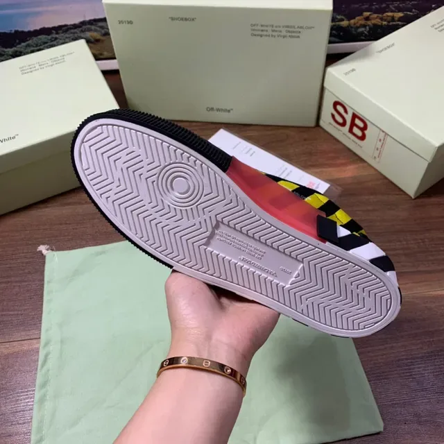 Off-White Sneakers Lifestyle Noir et Jaune Logo Flèche Rayé 3